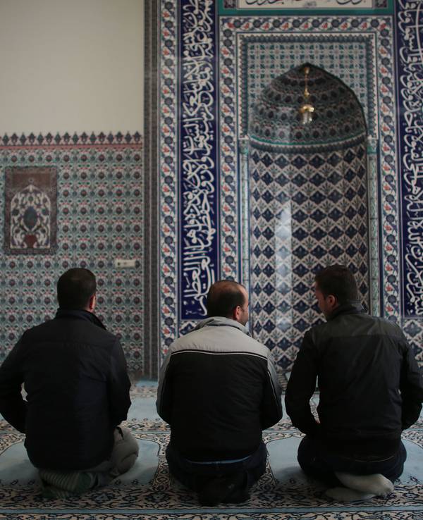 Die syrischen Flüchtlinge Sharif Baraa, Jarkas Anas, Mohammad Amin beten am 15.09.2015 in Köln (Nordrhein-Westfalen) der Ditib-Moschee Chorweiler.