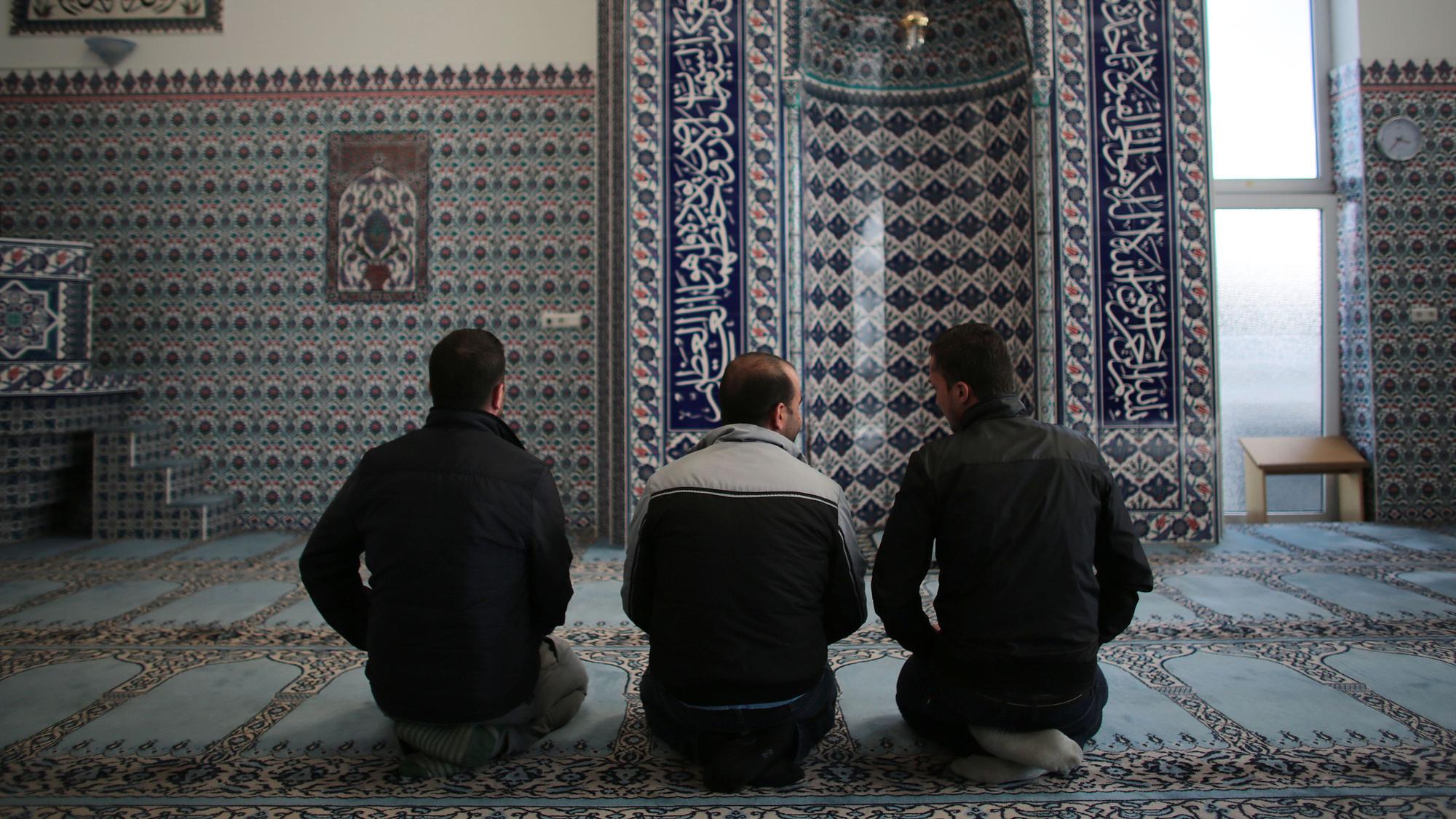 Die syrischen Flüchtlinge Sharif Baraa, Jarkas Anas, Mohammad Amin beten am 15.09.2015 in Köln (Nordrhein-Westfalen) der Ditib-Moschee Chorweiler.