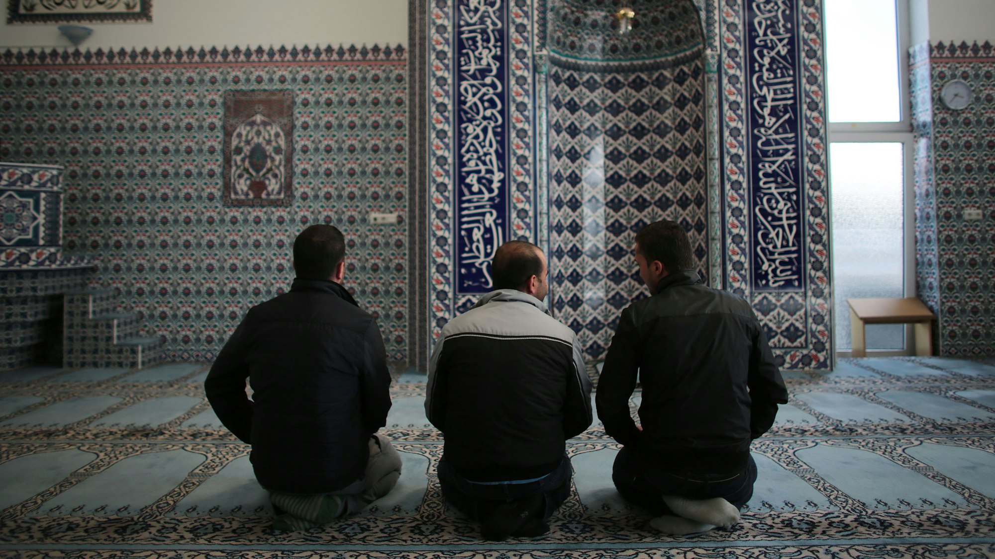 Die syrischen Flüchtlinge Sharif Baraa, Jarkas Anas, Mohammad Amin beten am 15.09.2015 in Köln (Nordrhein-Westfalen) der Ditib-Moschee Chorweiler.