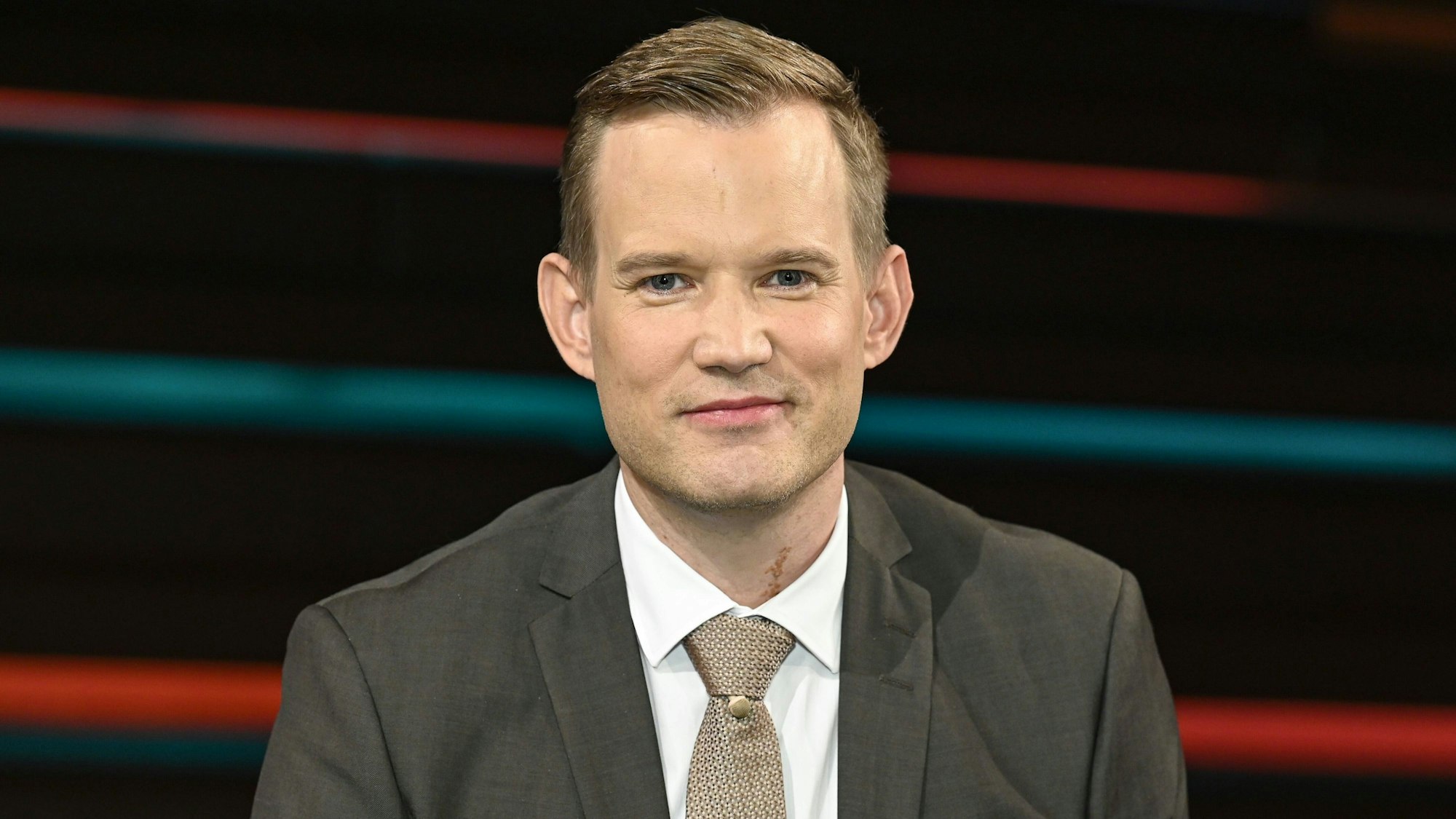 Hendrik Streeck lächelt in die Kamera.