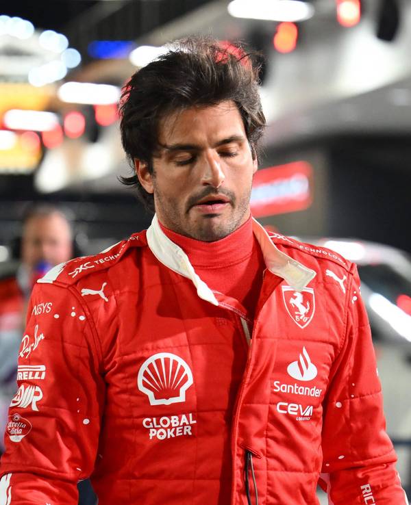Ferrari-Pilot Carlos Sainz auf der Formel-1-Strecke in Las Vegas, nachdem ein Vorfall, in den er involviert war, für den Abbruch des Auftakttrainings gesorgt hatte.