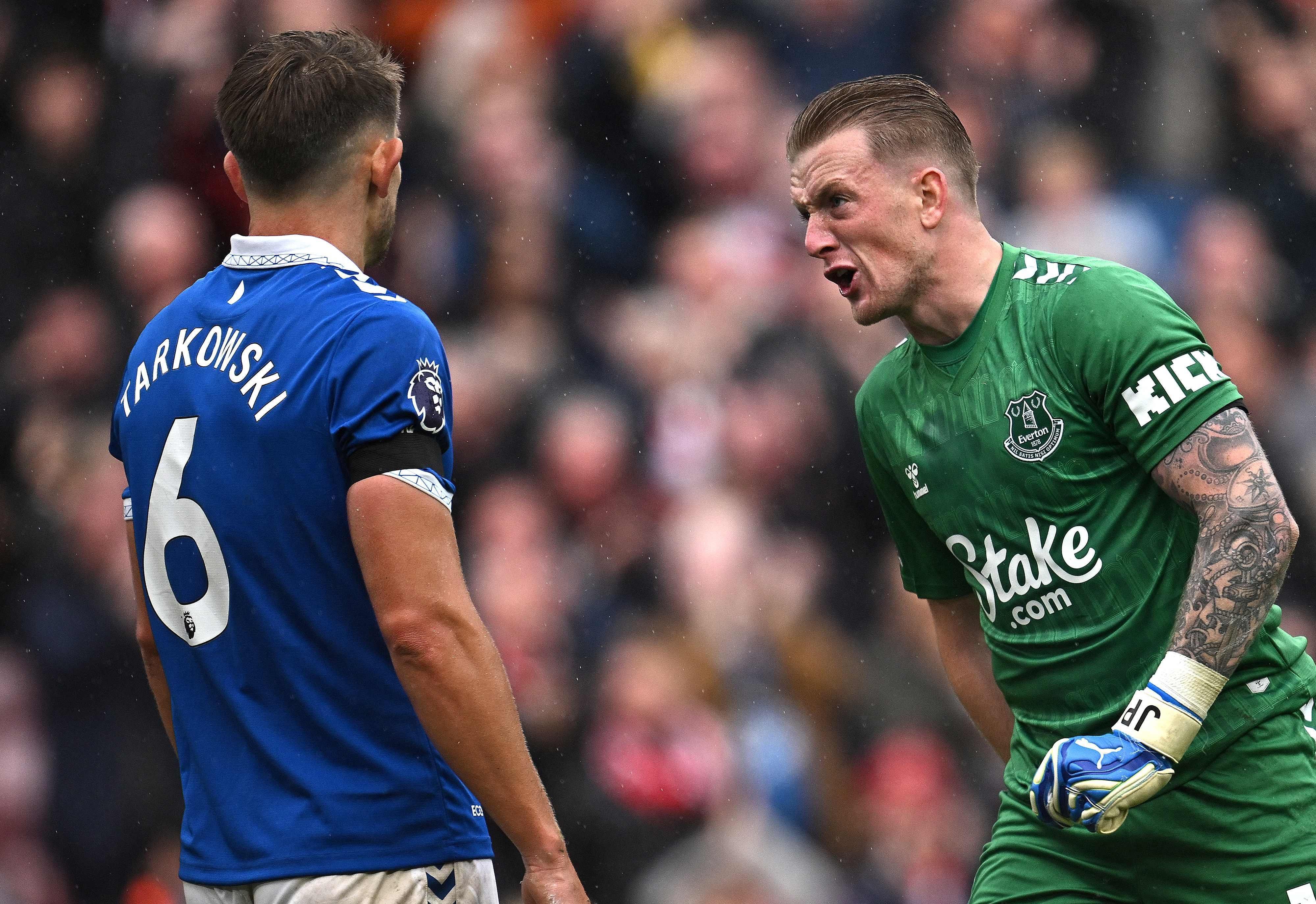 Everton-Torwart Jordan Pickford (R) brüllt seinen Teamkollegen James Tarkowski an.