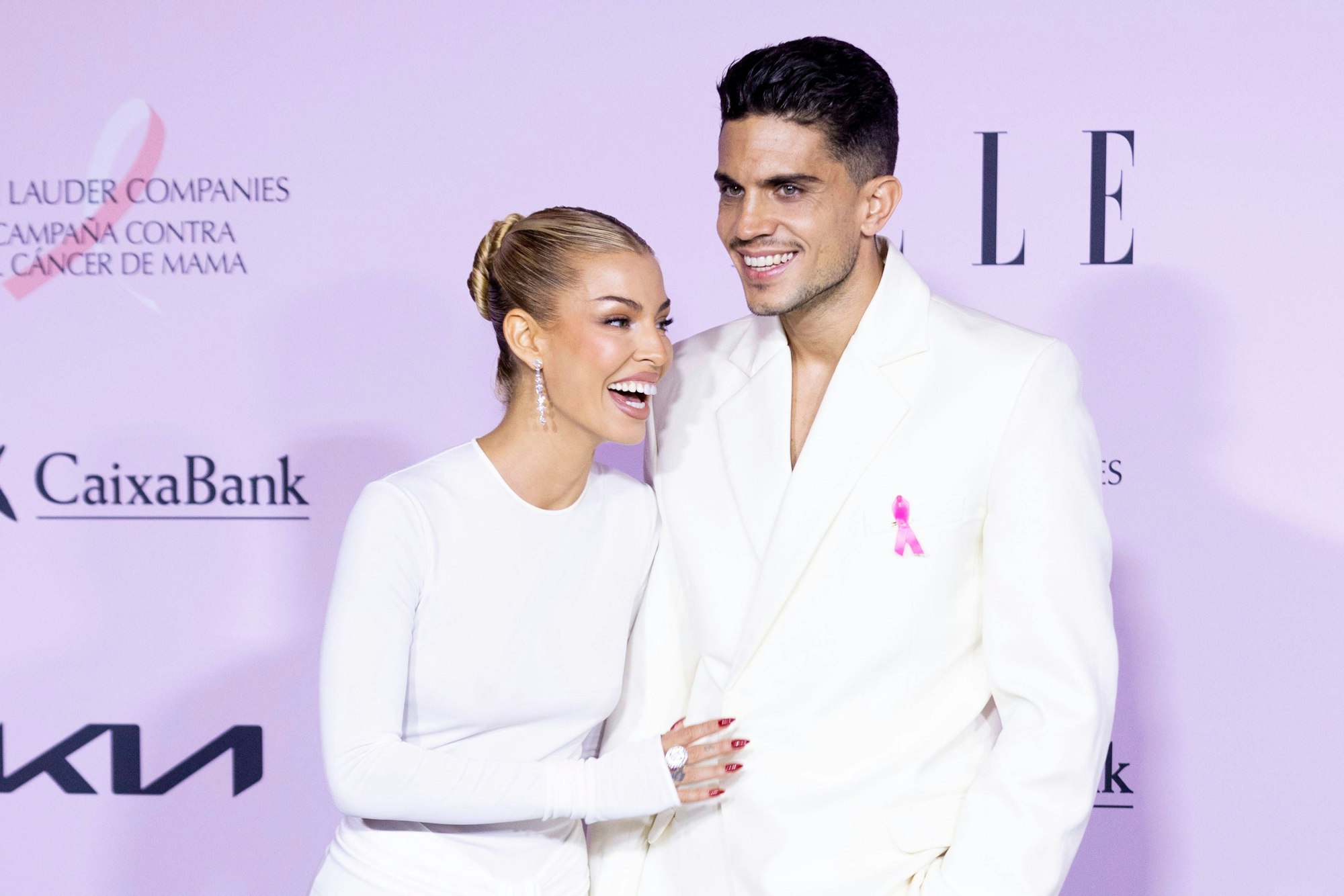 Jessica Goicoechea and Marc Bartra lachen.