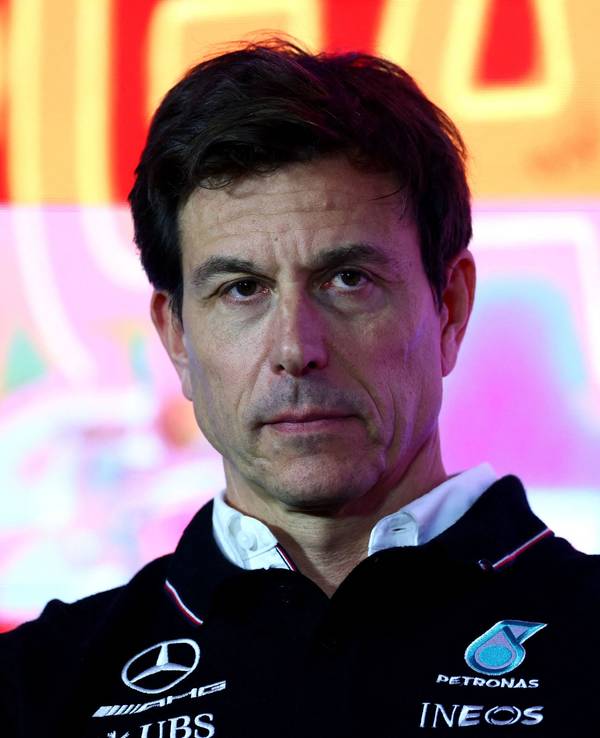 Mercedes-Chef Toto Wolff beantwortet auf der Pressekonferenz die Fragen der Journalisten.