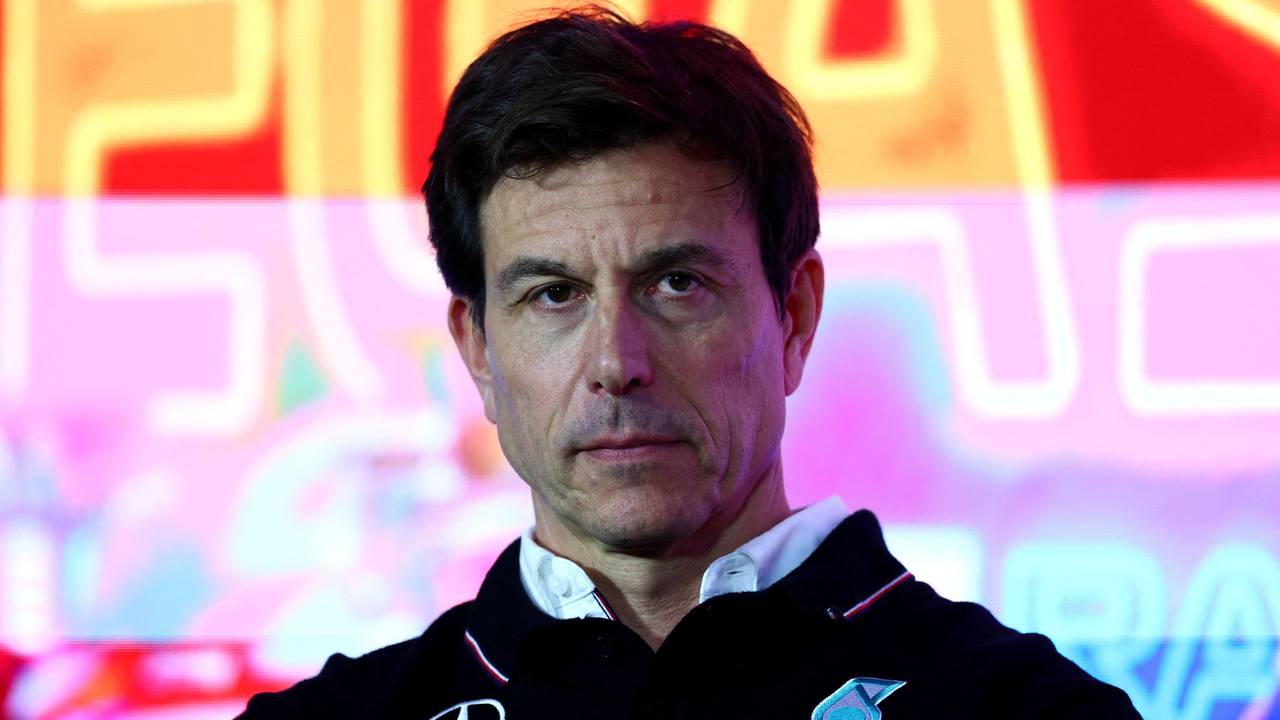 Mercedes-Chef Toto Wolff beantwortet auf der Pressekonferenz die Fragen der Journalisten.