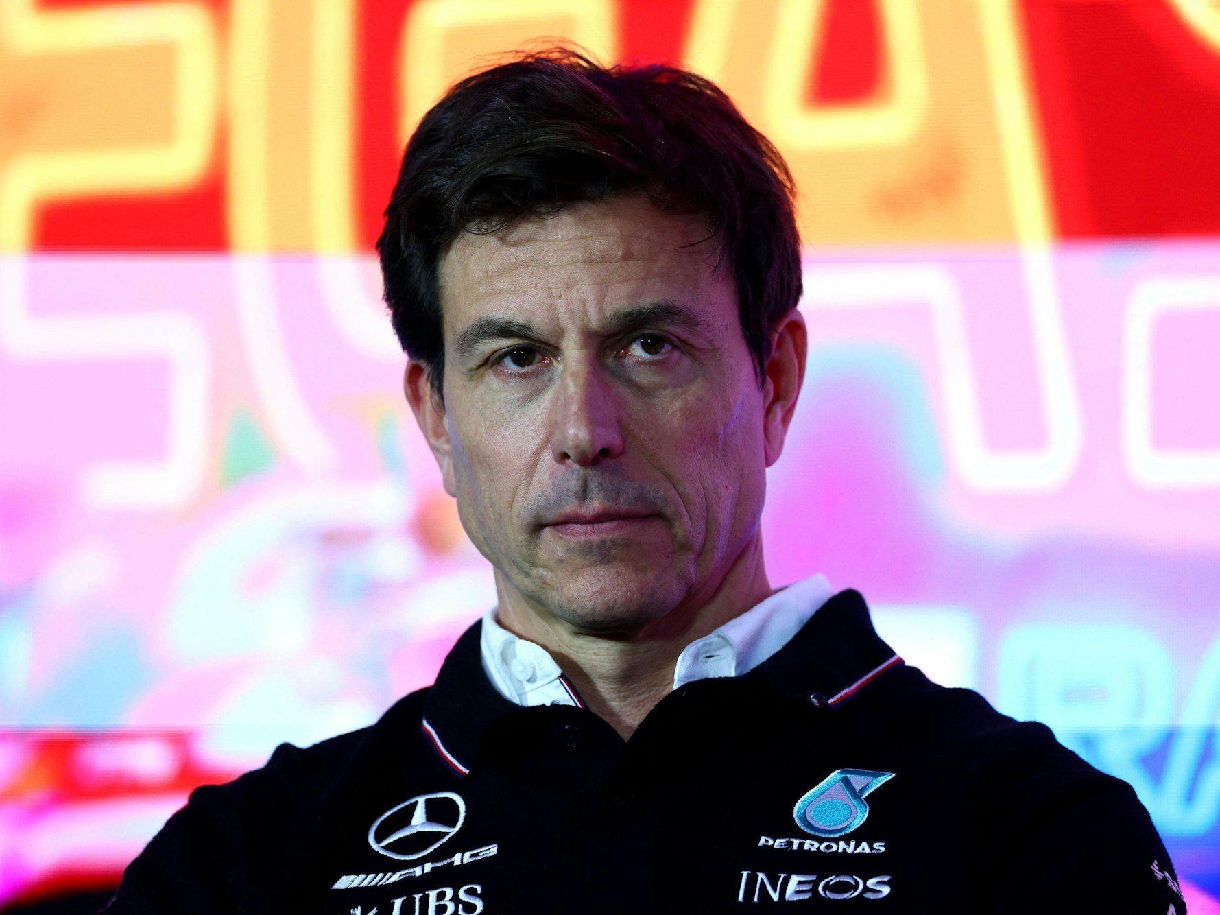 Mercedes-Chef Toto Wolff beantwortet auf der Pressekonferenz die Fragen der Journalisten.