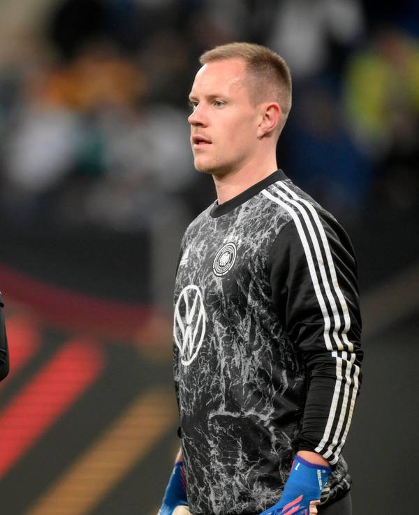 Manuel Neuer und Marc-Andre ter Stegen beim Aufwärmen.