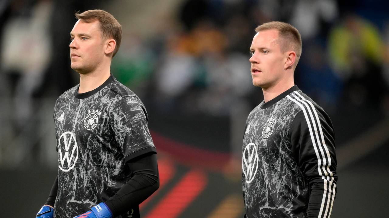 Manuel Neuer und Marc-Andre ter Stegen beim Aufwärmen.