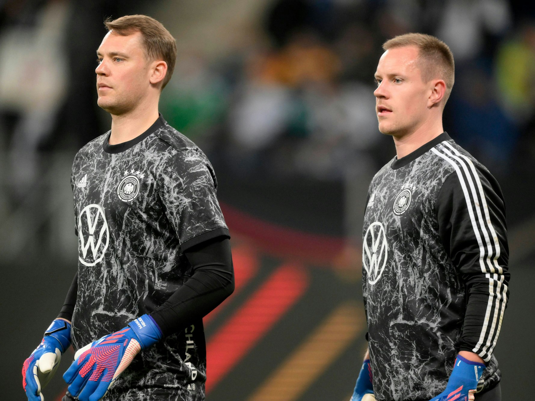 Manuel Neuer (l.) und Marc-Andre ter Stegen beim Aufwärmen.