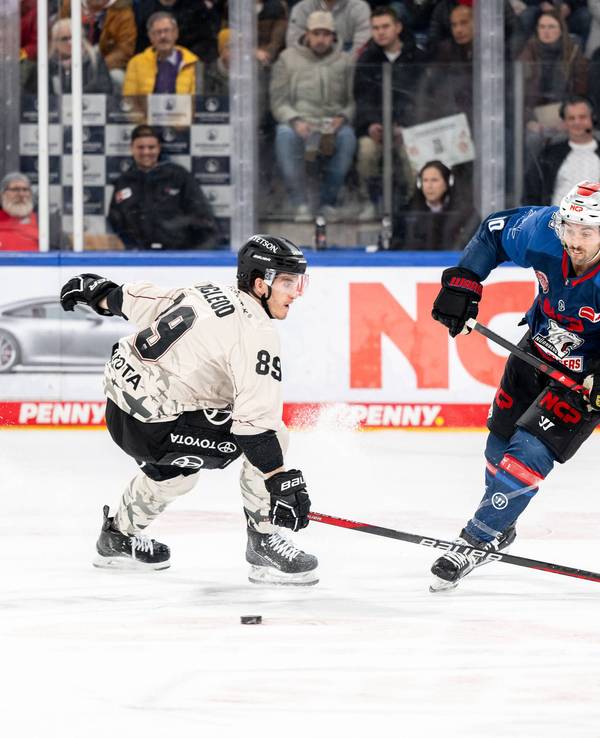 Gregor MacLeod beim Spiel der Kölner Haie im Duell mit Evan Barratt.