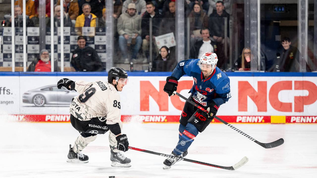 Gregor MacLeod beim Spiel der Kölner Haie im Duell mit Evan Barratt.