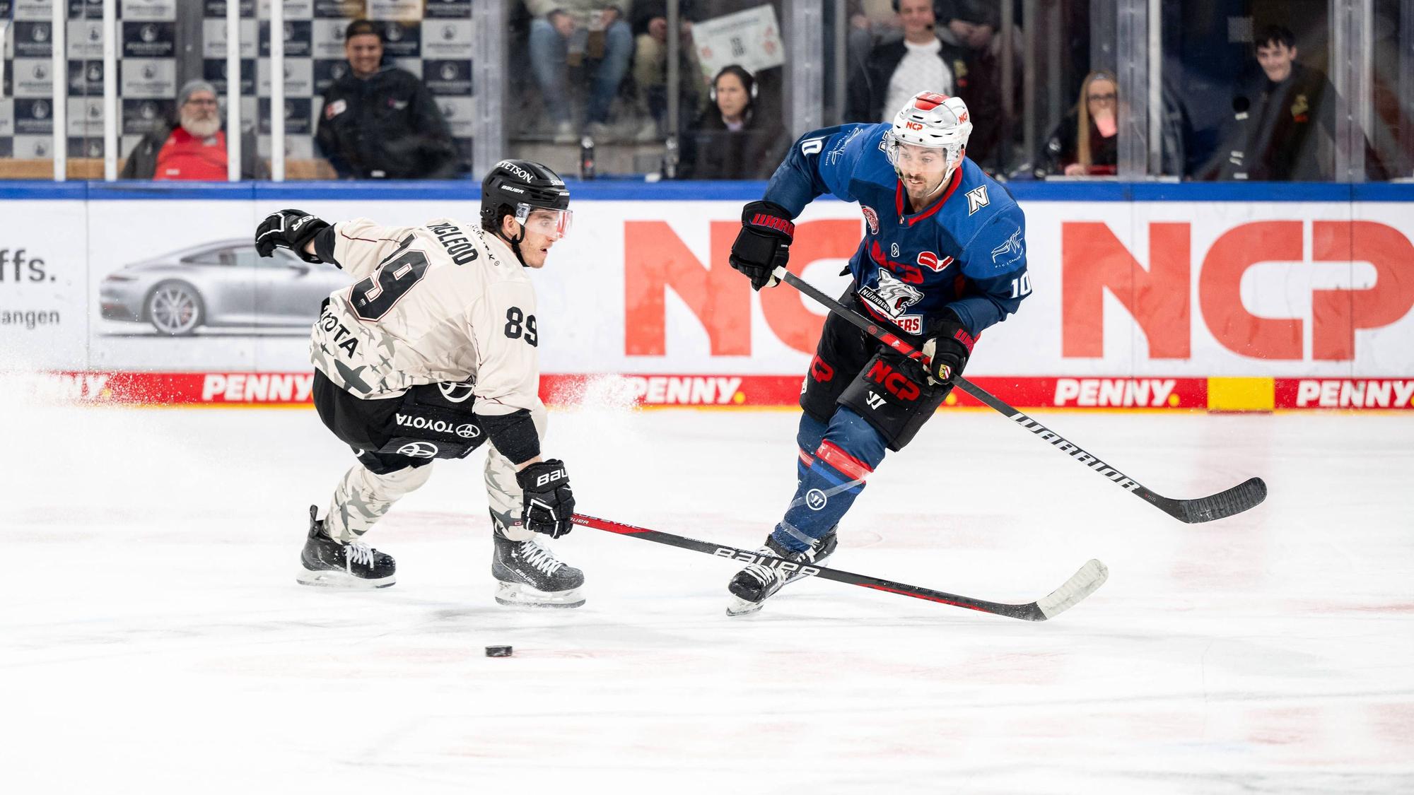 Gregor MacLeod beim Spiel der Kölner Haie im Duell mit Evan Barratt.