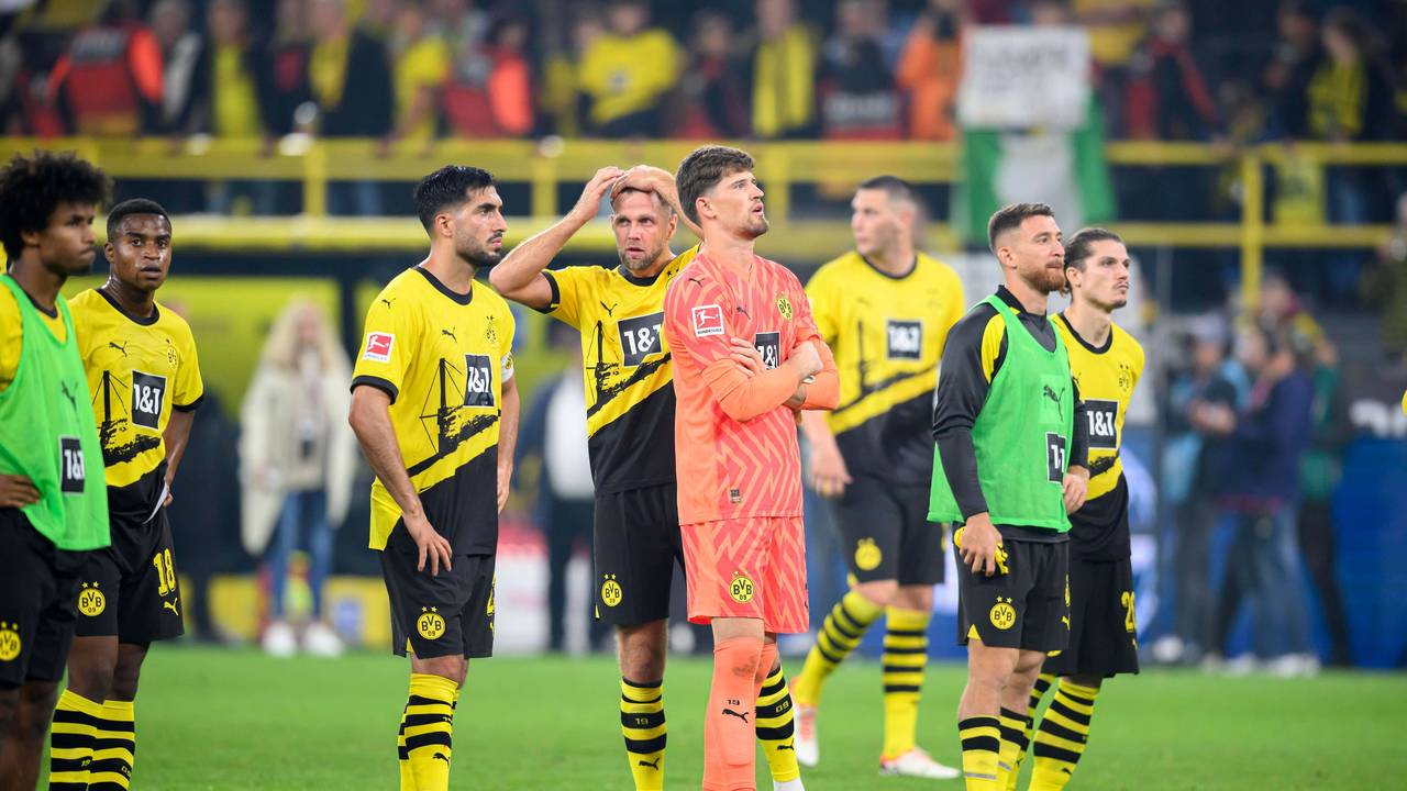 Karim David Adeyemi, Youssoufa Moukoko, Emre Can, Niklas Füllkrug, Gregor Kobel und Salih Özcan (v.l.) stehen auf dem Rasen.