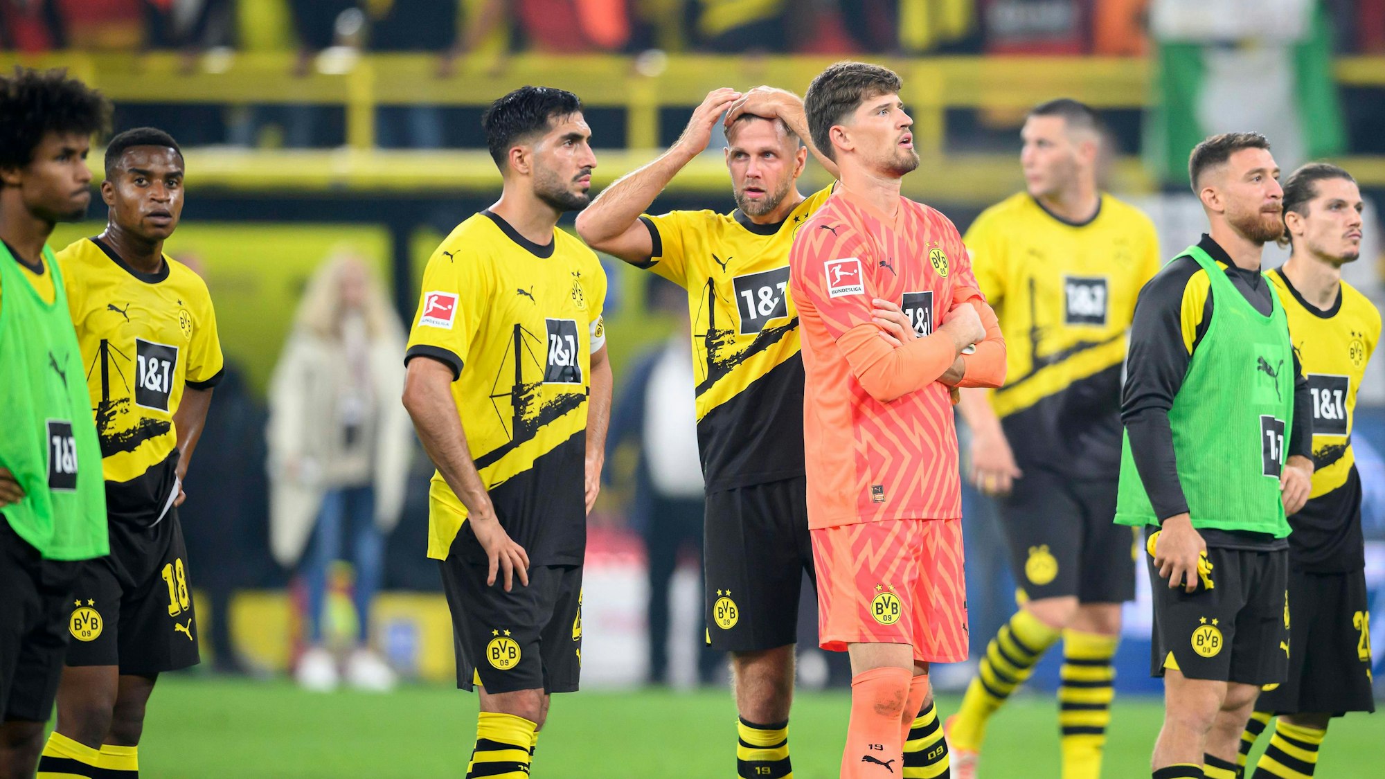 Karim David Adeyemi, Youssoufa Moukoko, Emre Can, Niklas Füllkrug, Gregor Kobel und Salih Özcan (v.l.) stehen auf dem Rasen.