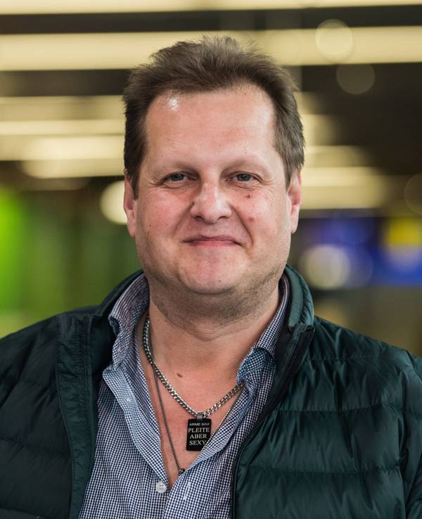 Jens Büchner lächelt auf einem Foto.