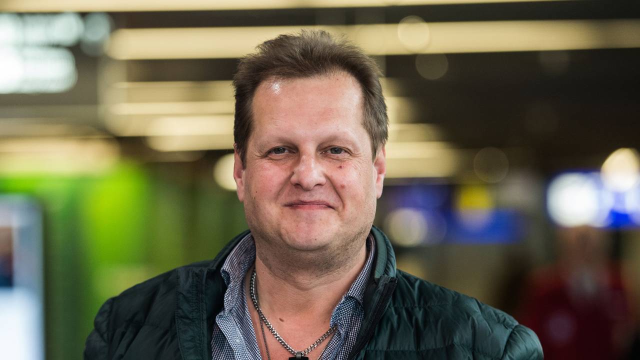 Jens Büchner lächelt auf einem Foto.