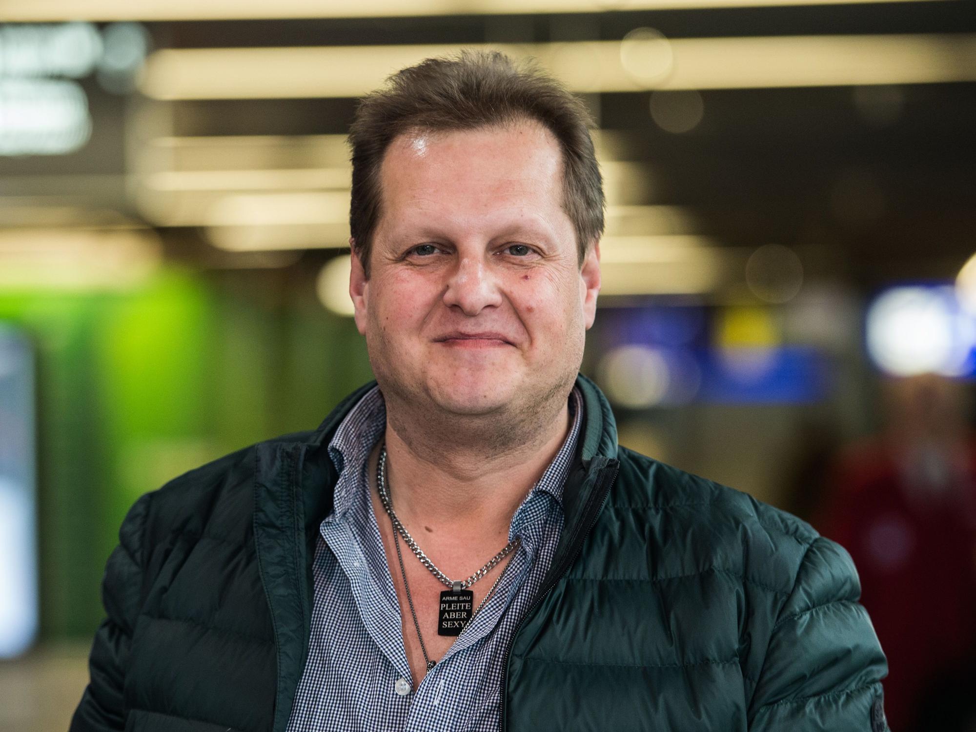Jens Büchner lächelt auf einem Foto.