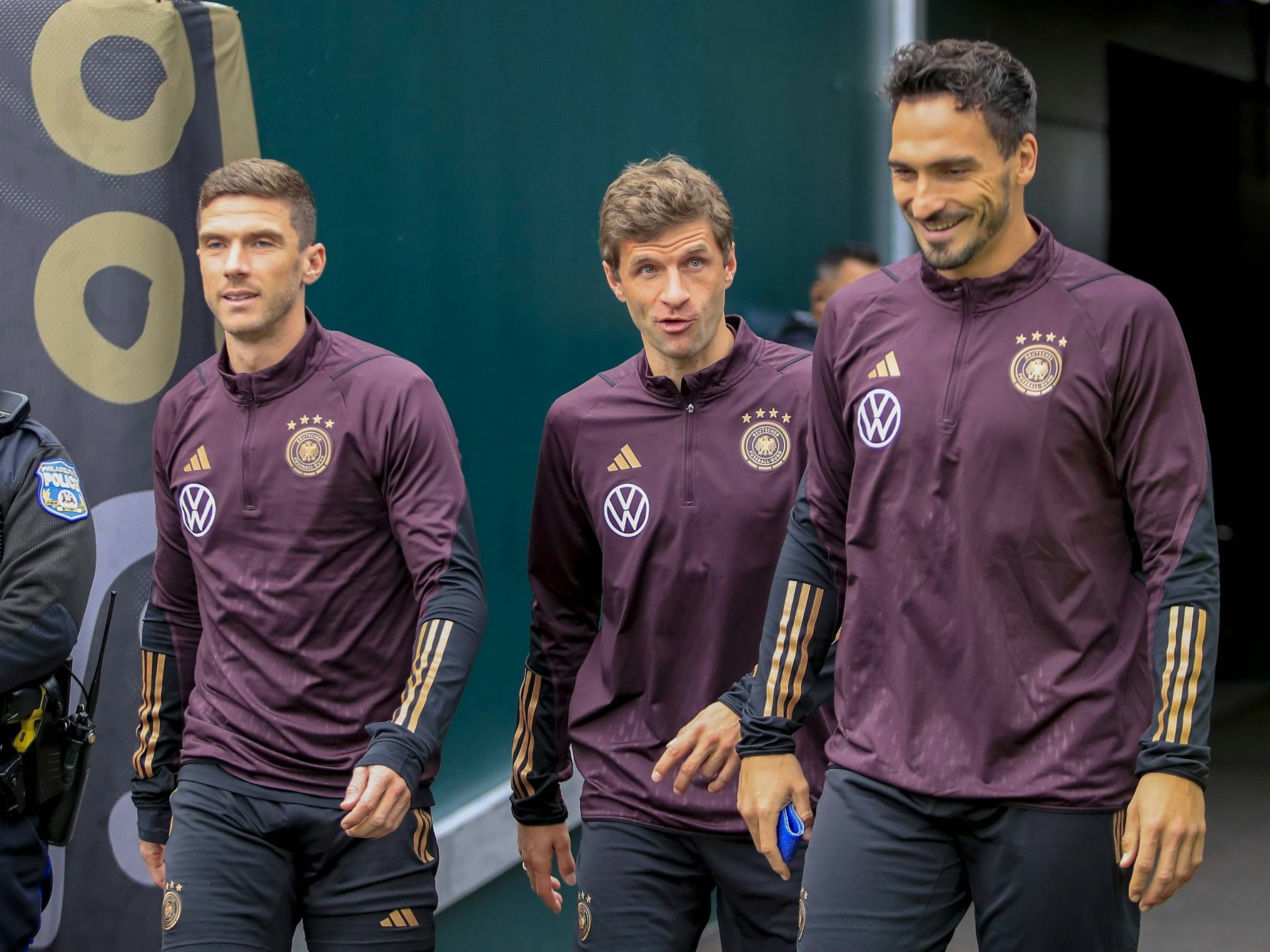 Robin Gosens (l.), Thomas Müller (M.) und Mats Hummels auf dem Weg zum Training.