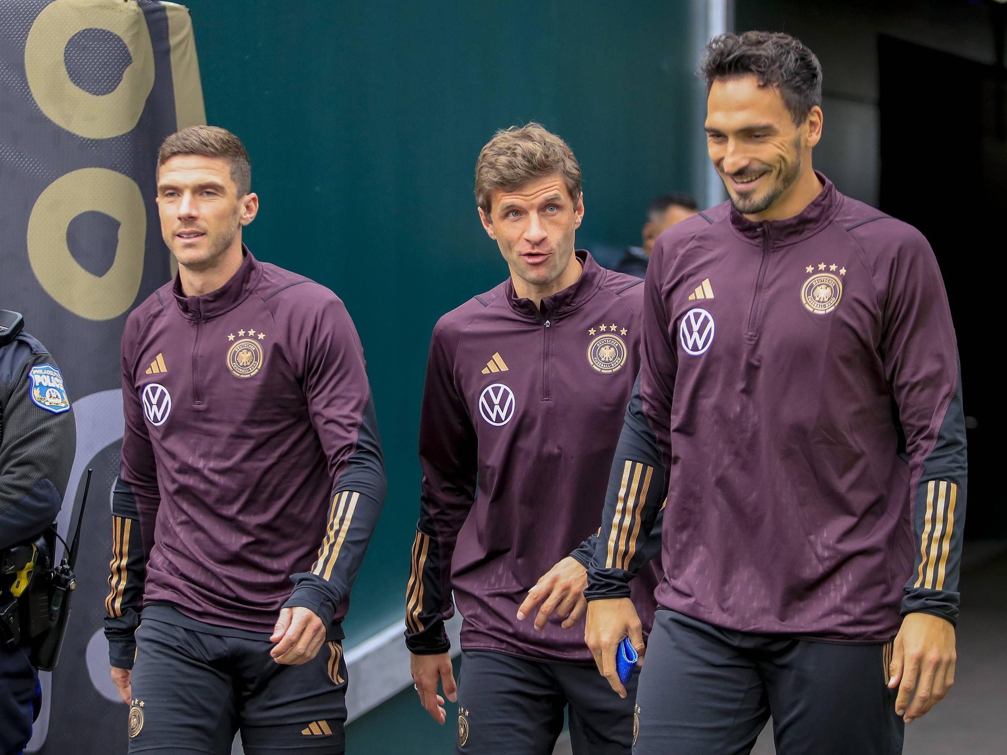 Robin Gosens (l.), Thomas Müller (M.) und Mats Hummels auf dem Weg zum Training.