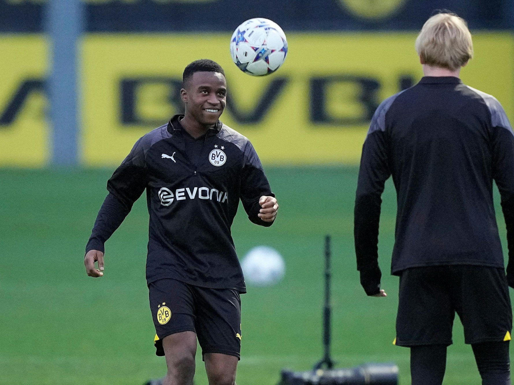 Dortmunds Youssoufa Moukoko trainiert mit Julian Brandt.