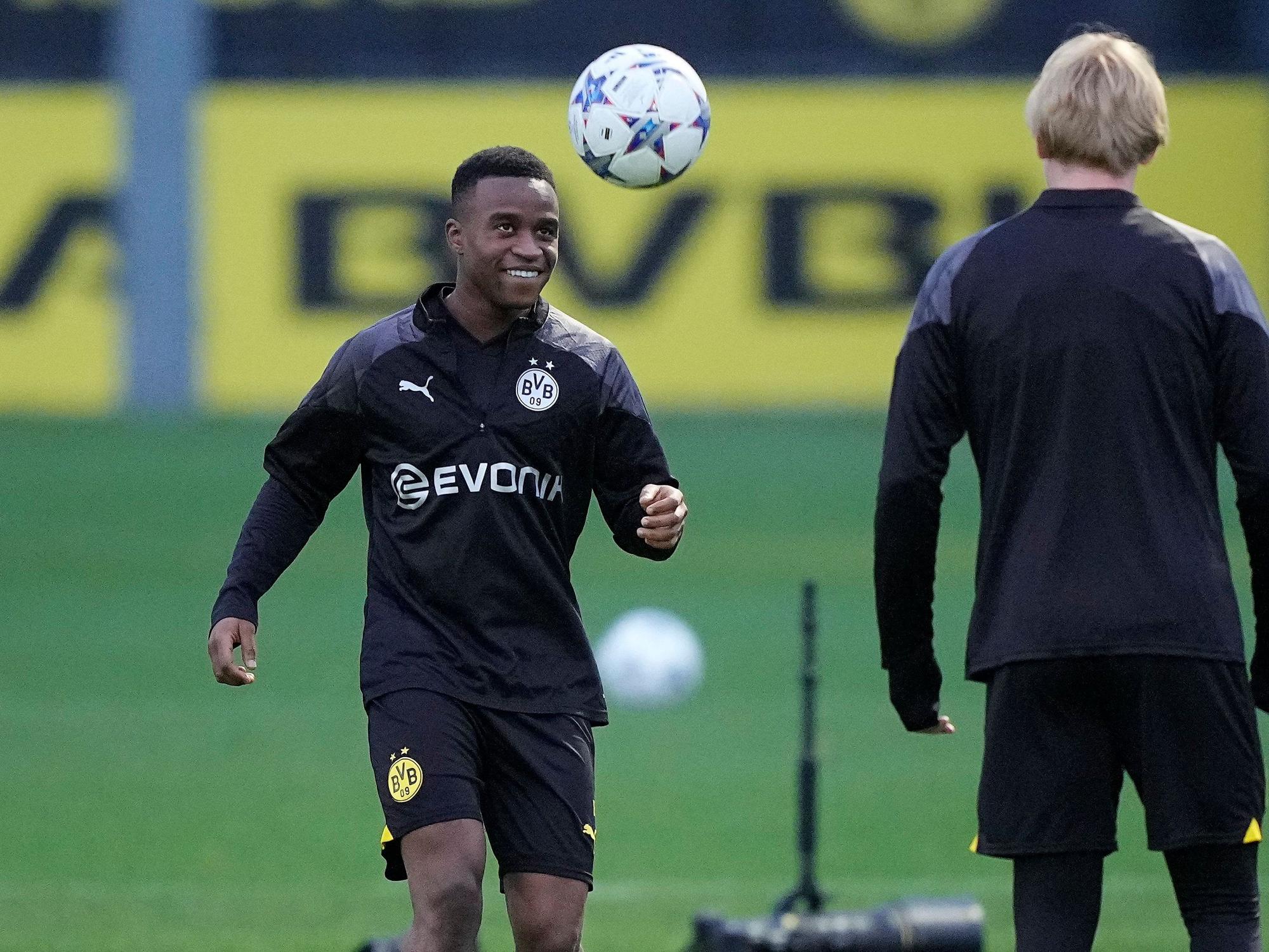 Dortmunds Youssoufa Moukoko trainiert mit Julian Brandt.
