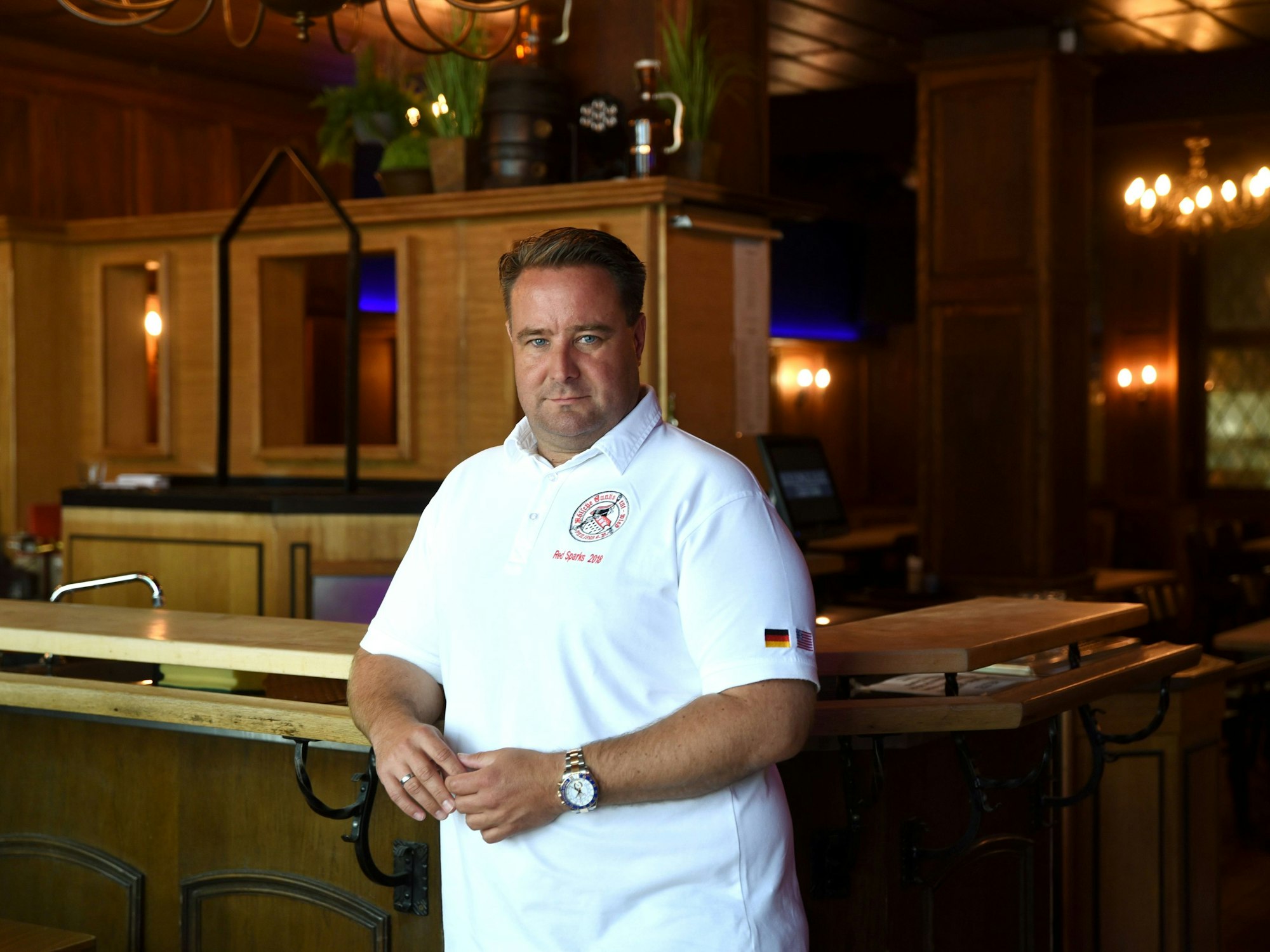 Alexander Manek steht am Tresen vom Unkelbach.