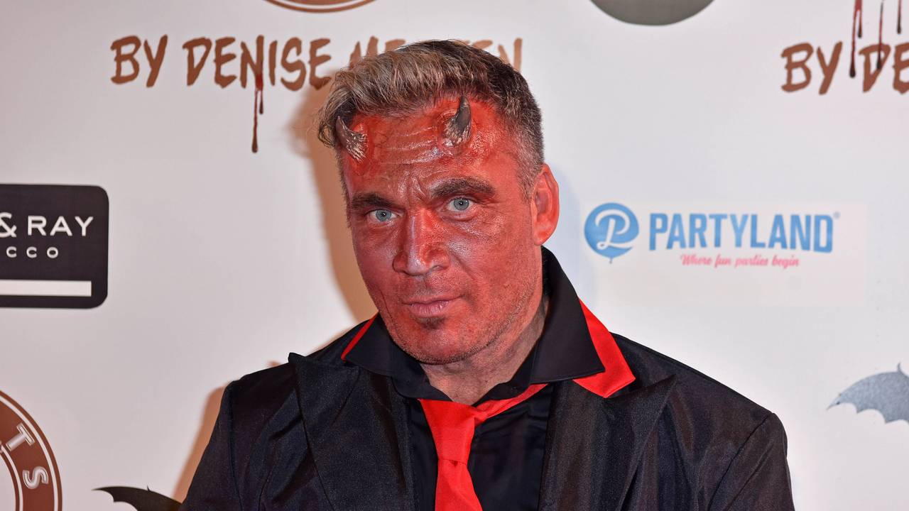 Peter Klein ist als Teufel verkleidet.
