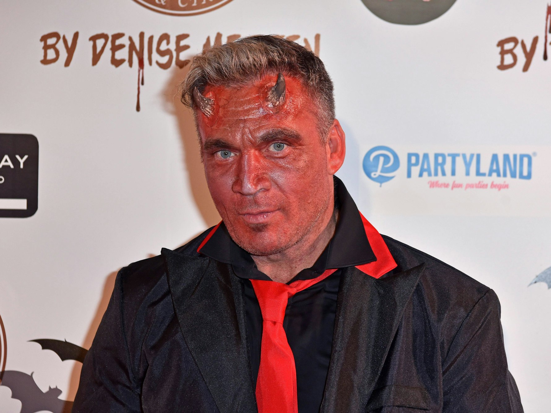 Peter Klein ist als Teufel verkleidet.