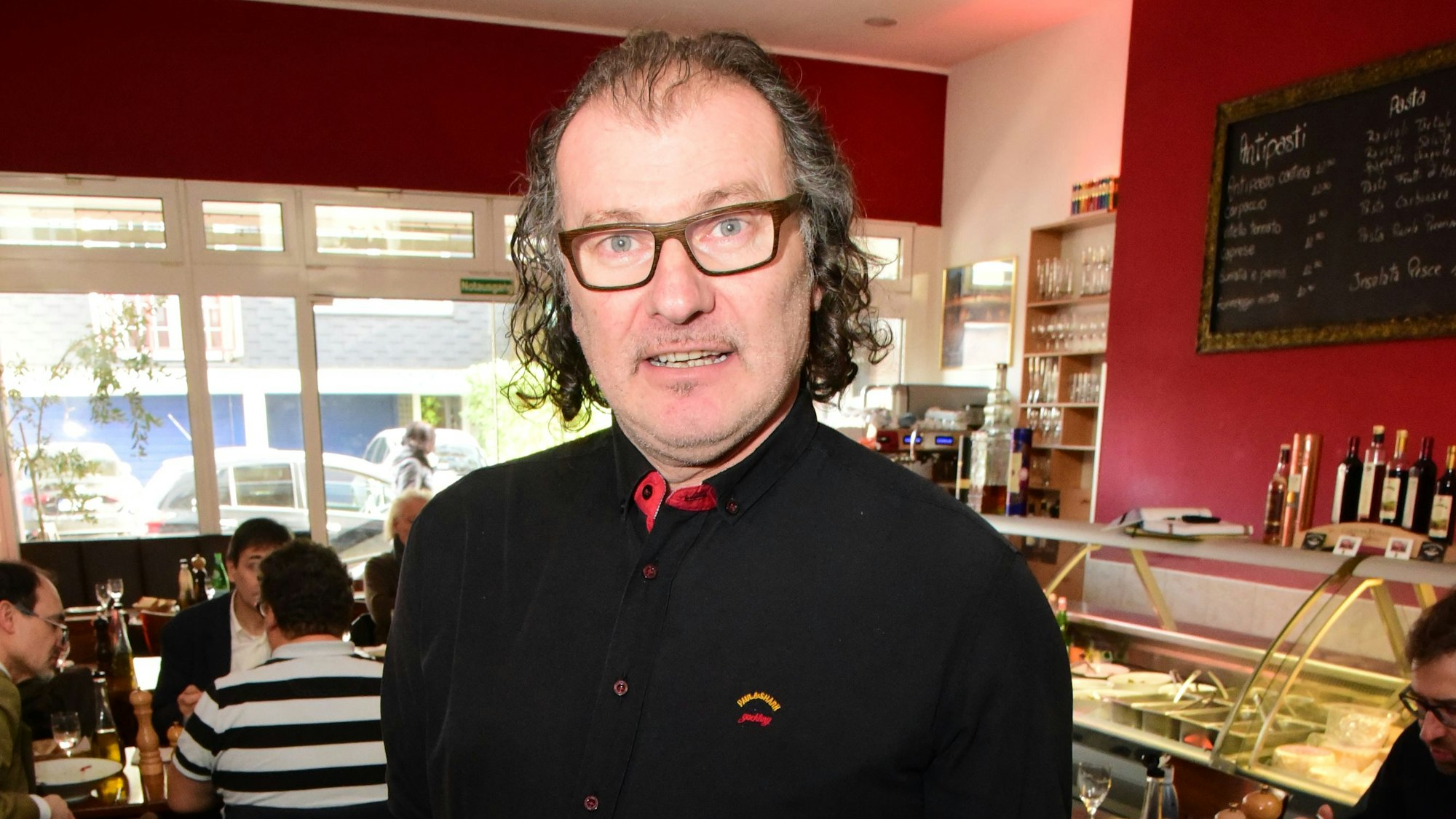 Gastronom Pasquale Valisena vom "La Cantina da Pasquale" mit Tellern in der Hand.