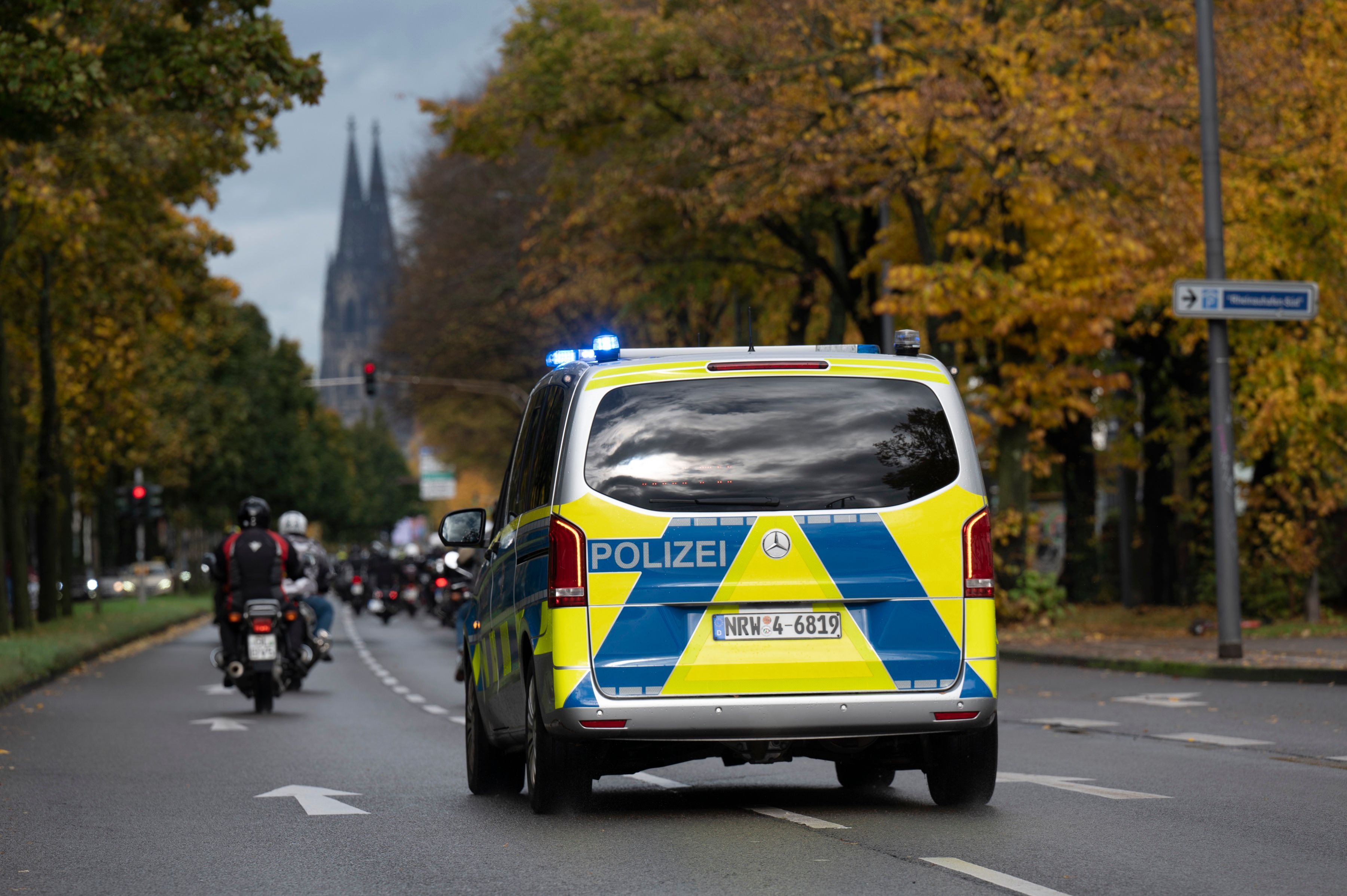 Ein Polizeifahrzeug fährt Richtung Kölner Dom.