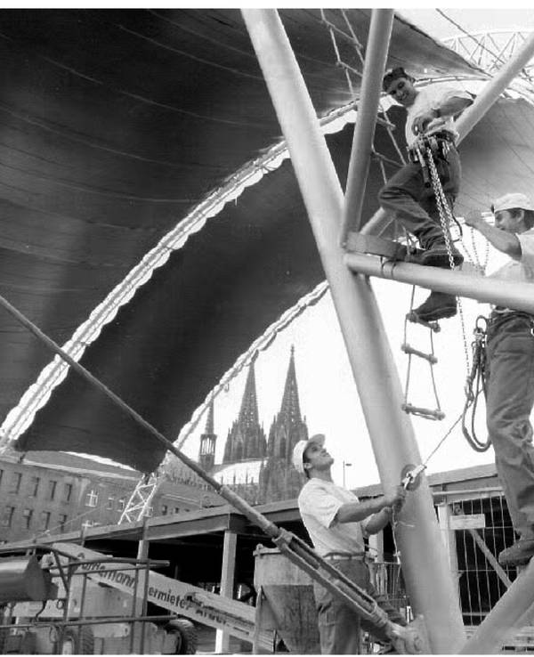 Seilbahnmonteure bei der Errichtung des Musical Domes