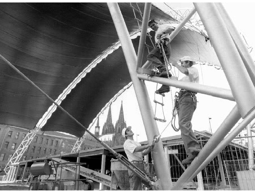 Seilbahnmonteure bei der Errichtung des Musical Domes