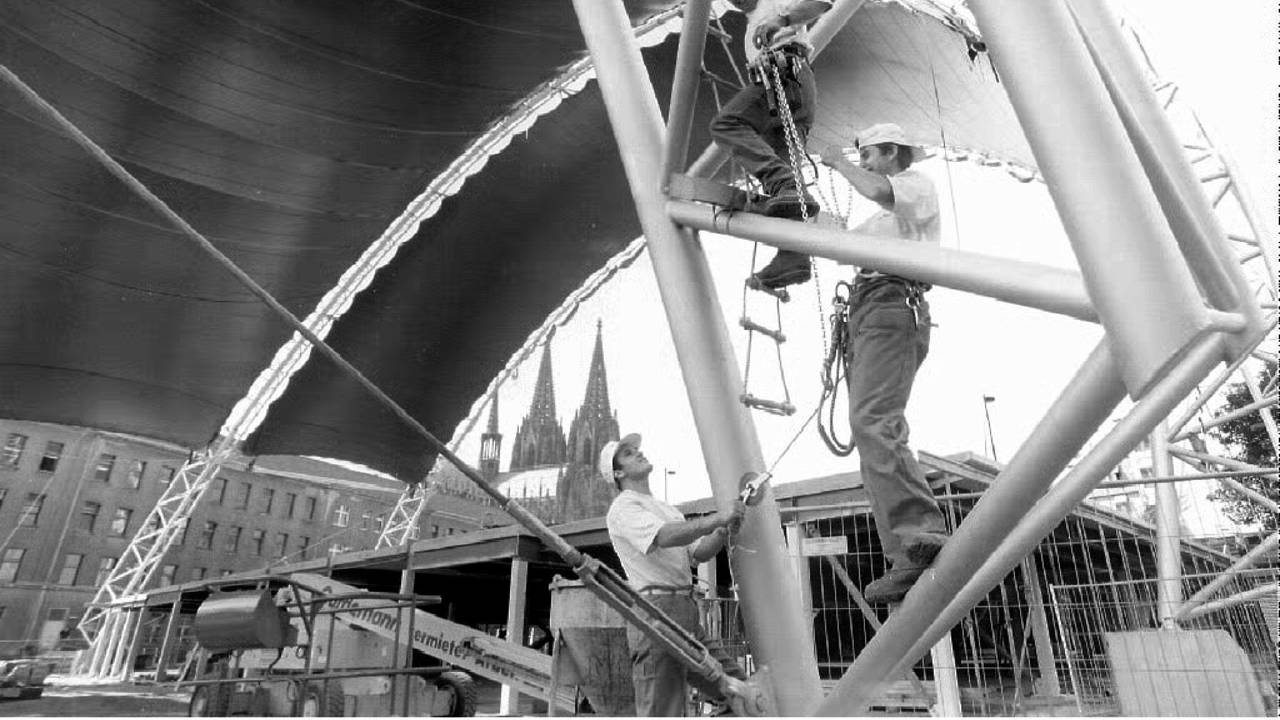 Seilbahnmonteure bei der Errichtung des Musical Domes