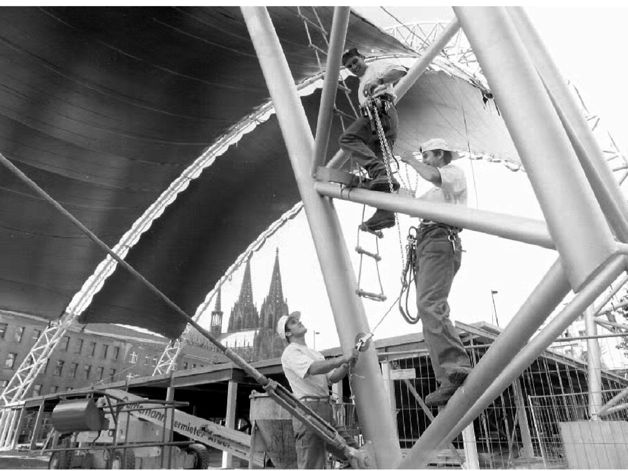 Seilbahnmonteure bei der Errichtung des Musical Domes