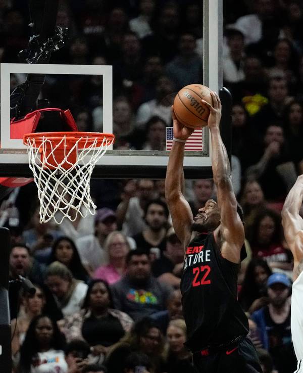 Miami Heat-Forward Jimmy Butler (l.) springt an Brooklyn Nets-Center Nic Claxton vorbei.