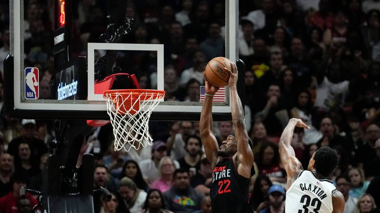 Miami Heat-Forward Jimmy Butler (l.) springt an Brooklyn Nets-Center Nic Claxton vorbei.