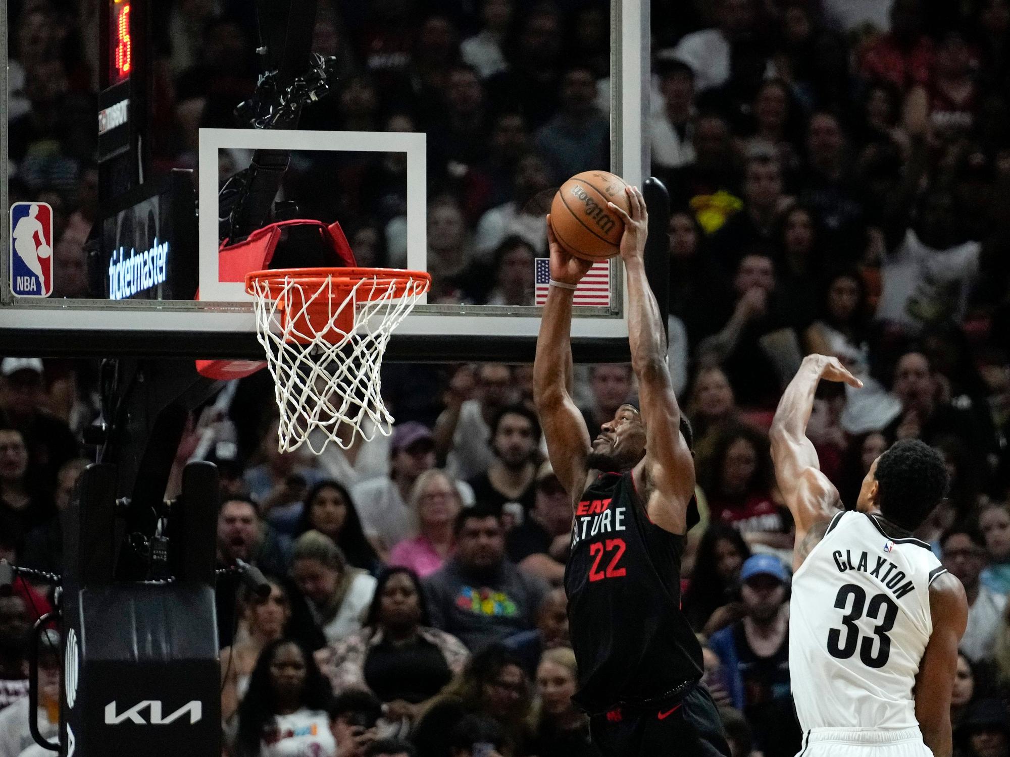 Miami Heat-Forward Jimmy Butler (l.) springt an Brooklyn Nets-Center Nic Claxton vorbei.