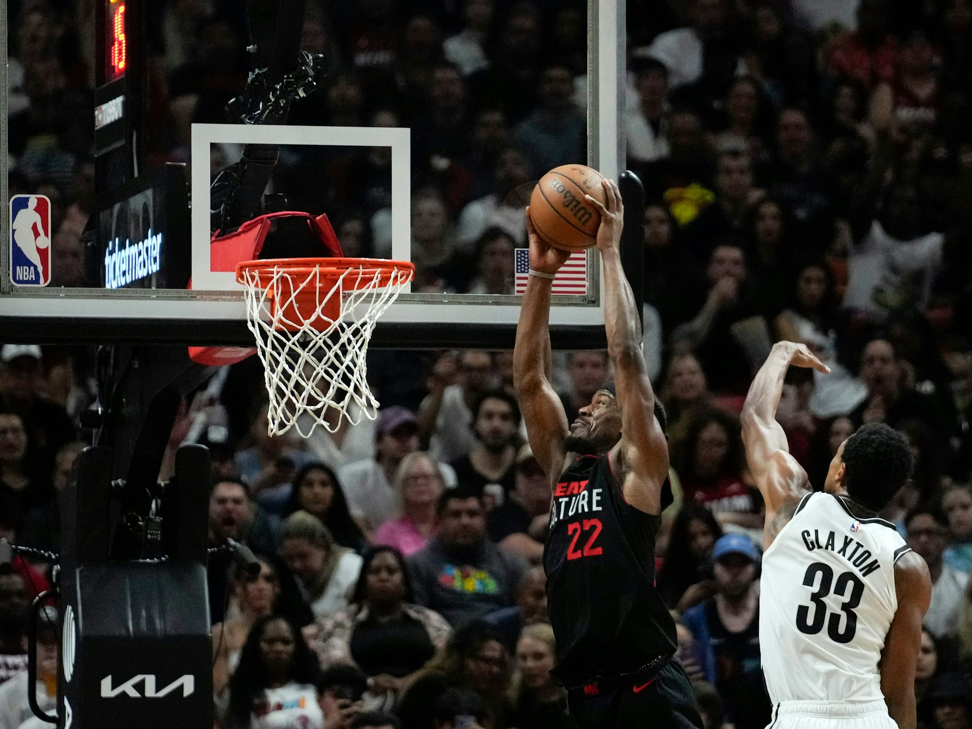 Miami Heat-Forward Jimmy Butler (l.) springt an Brooklyn Nets-Center Nic Claxton vorbei.