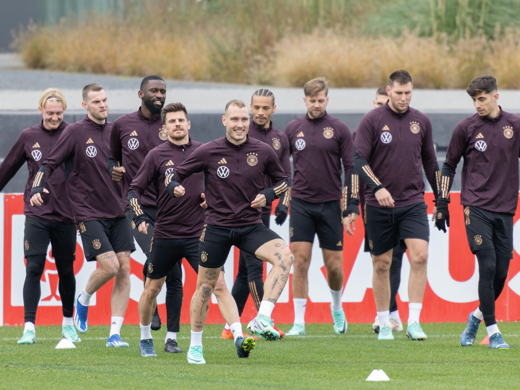 Die Nationalmannschaft beim Training: David Raum und Jonas Hofmann führen gut gelaunt ihre Trainingsgruppe an. Dahinter (l-r) Julian Brandt, Marvin Ducksch, Antonio Rüdiger, Leroy Sané, Niclas Füllkrug, Niklas Süle und Kai Havertz.