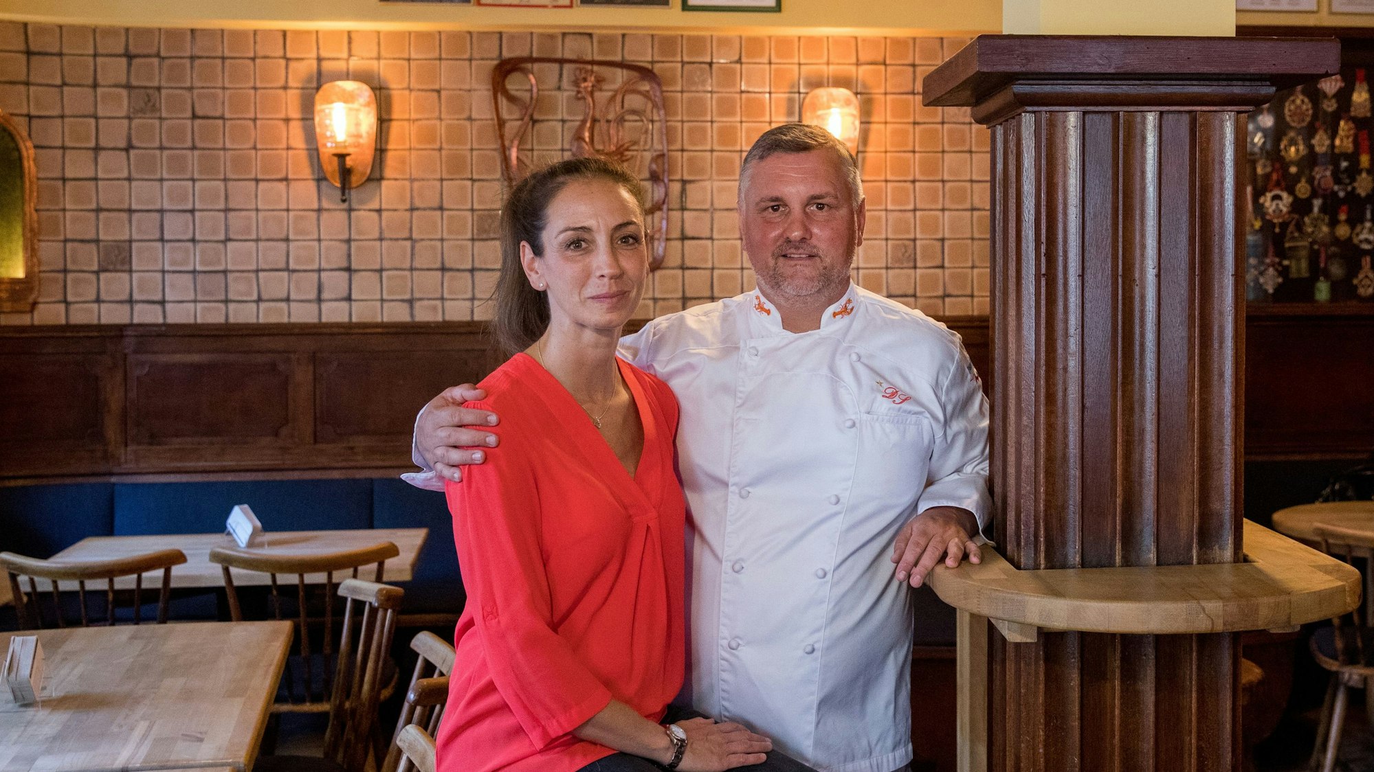 Laura und David Stasch stehen in ihrer Gaststätte Em Hähnche.