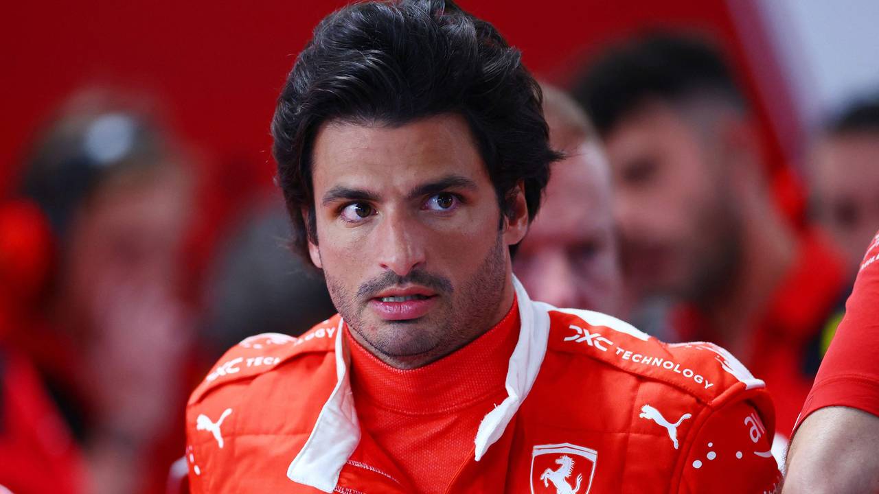 Ferrari-Pilot Carlos Sainz steht in der Boxengasse von Ferrari.