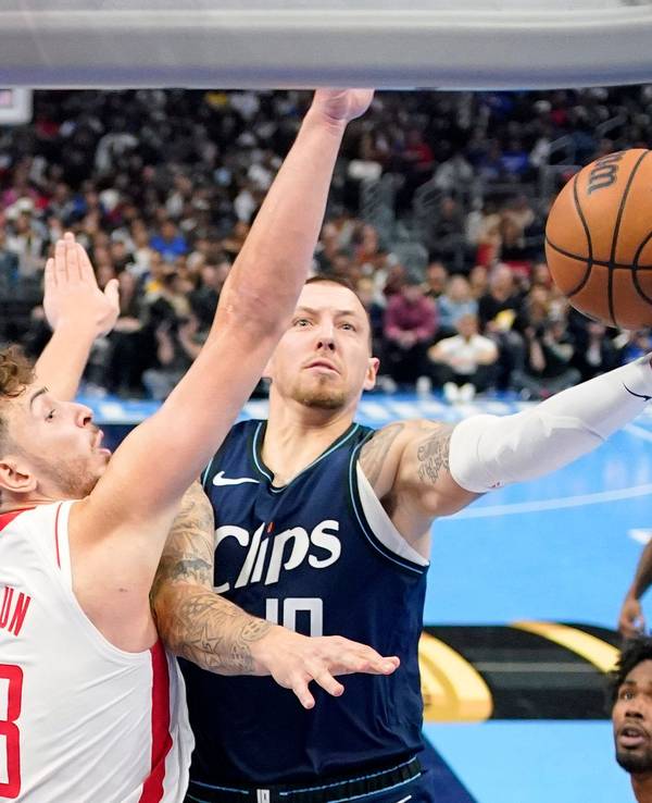 Los Angeles Clippers-Stürmer Daniel Theis (r) wirft, während Houston Rockets-Center Alperen Sengun verteidigt.