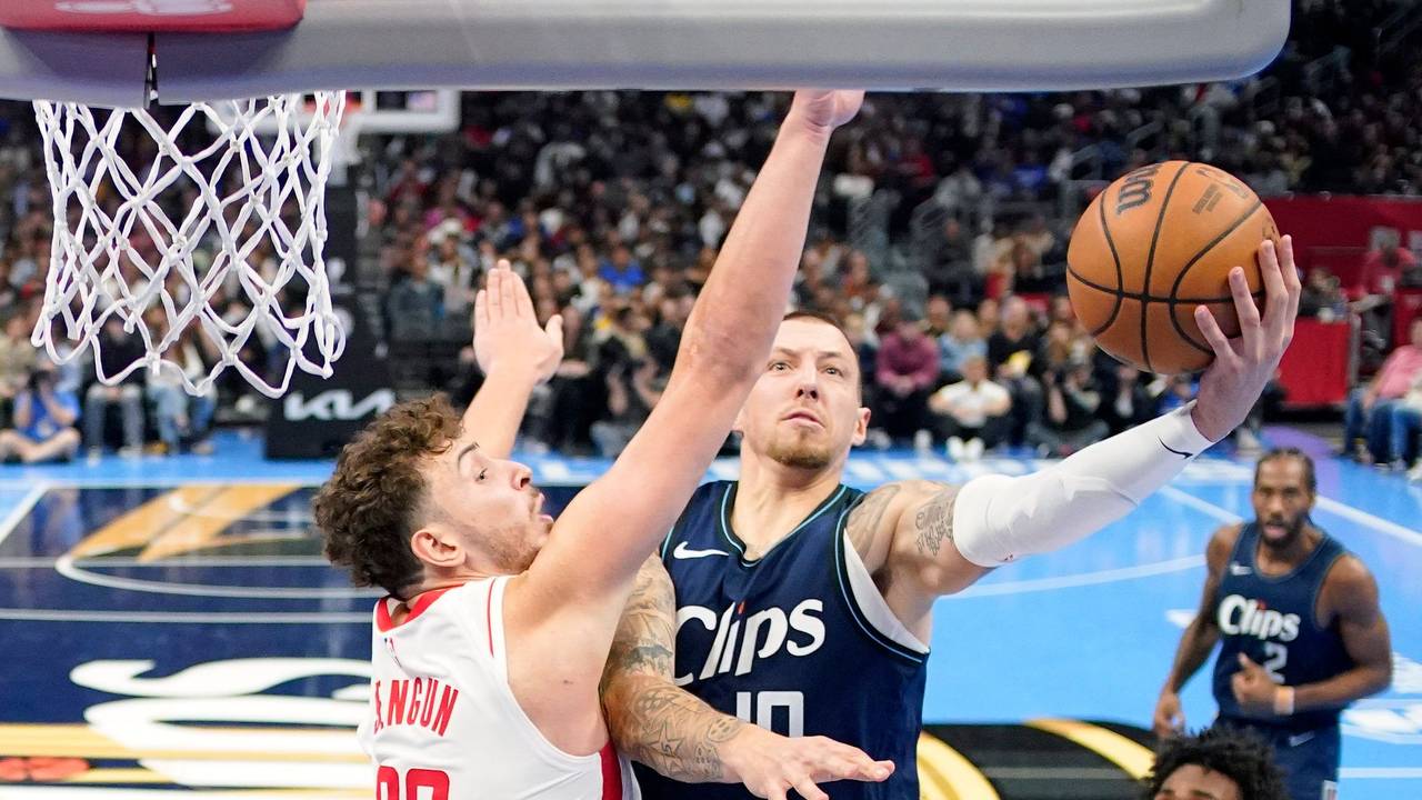Los Angeles Clippers-Stürmer Daniel Theis (r) wirft, während Houston Rockets-Center Alperen Sengun verteidigt.