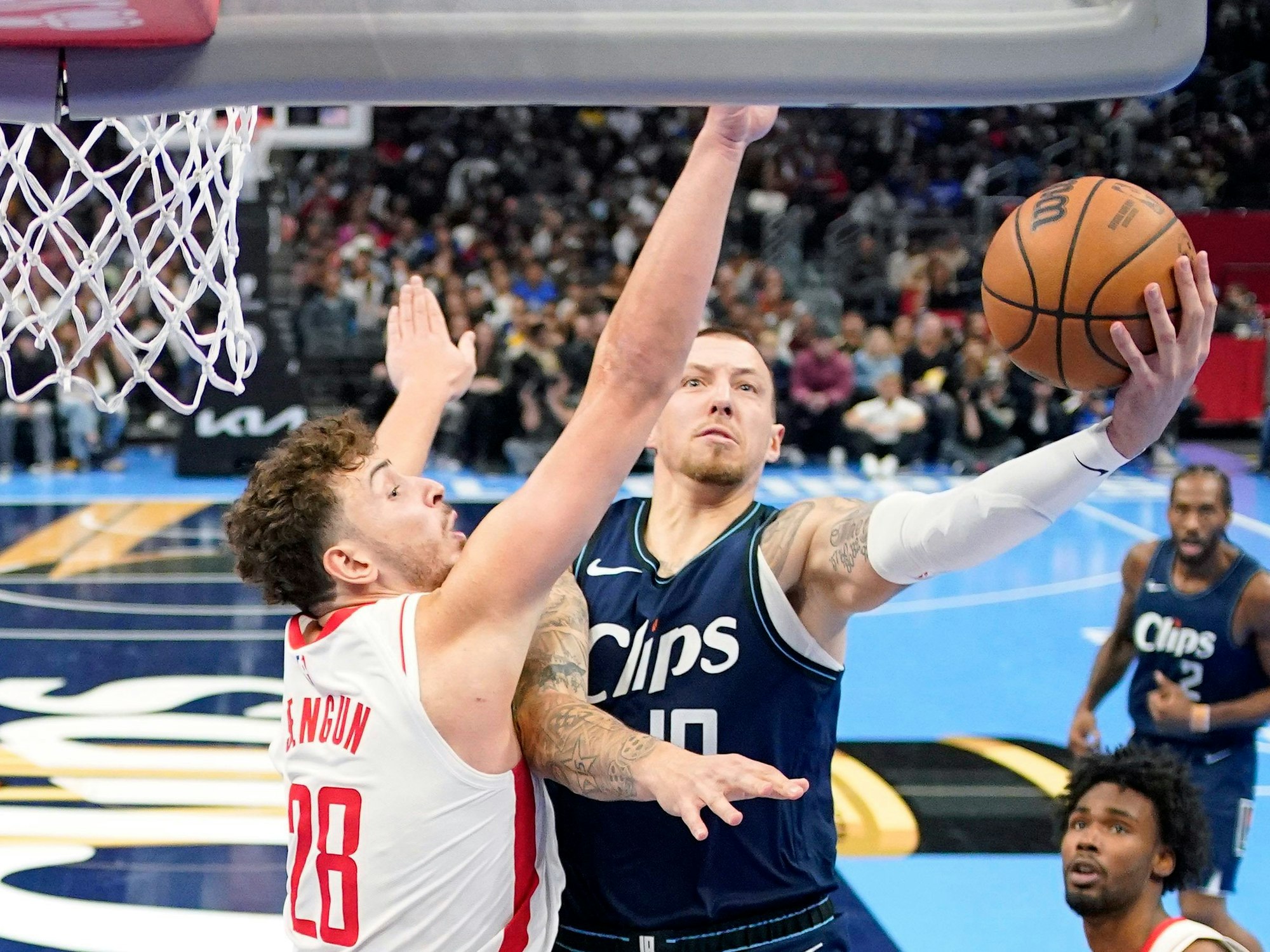 Los Angeles Clippers-Stürmer Daniel Theis (r) wirft, während Houston Rockets-Center Alperen Sengun verteidigt.