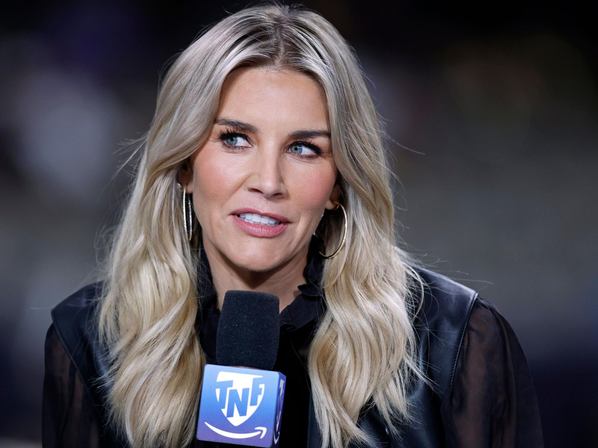 Moderatorin Charissa Thompson hält bei einer TV-Übertragung ein Mikrofon in der Hand.