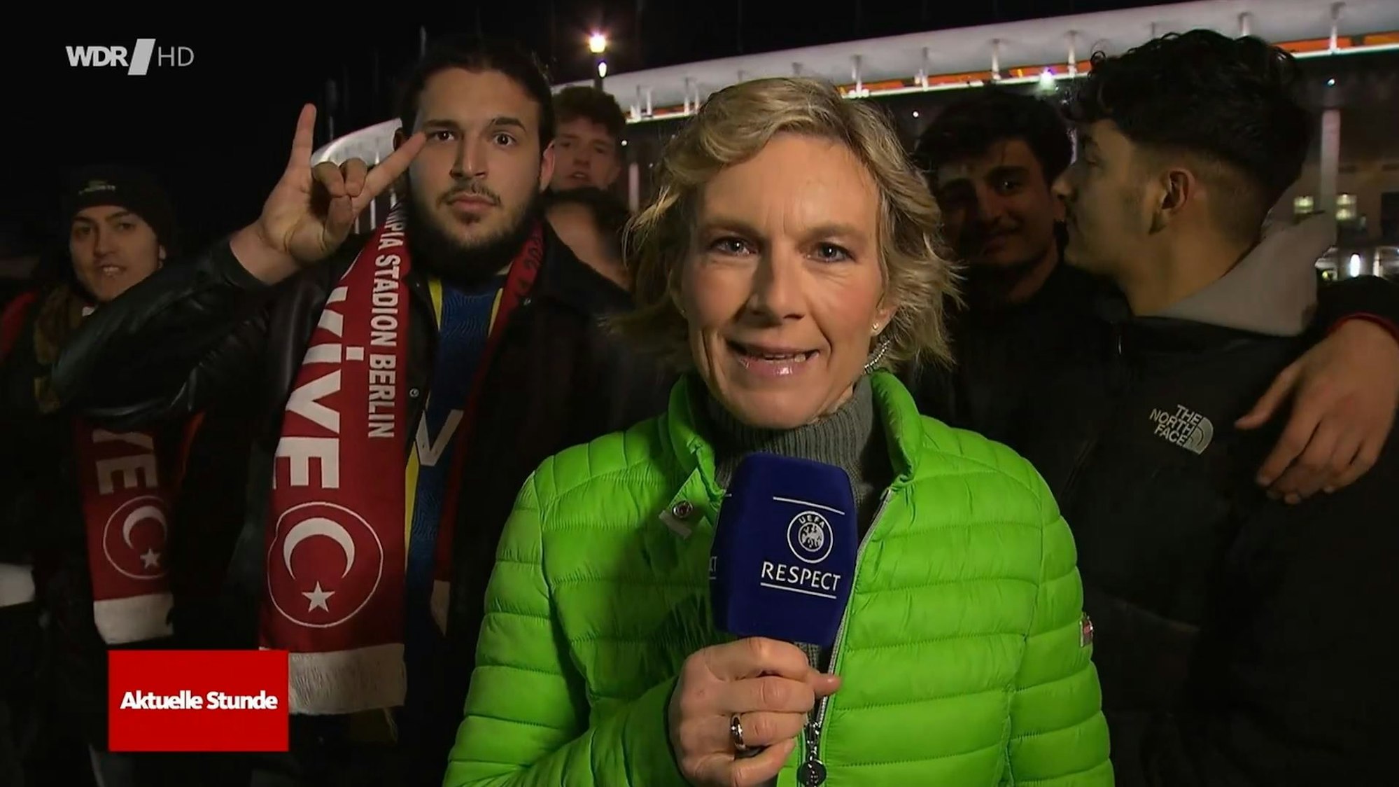 Ein türkischer Fan zeigt in einer Live-Schalte des WDR aus Berlin den Gruß der rechtsextremen Bewegung der „Grauen Wölfe“.