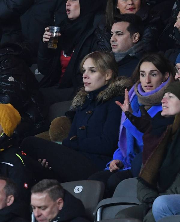 Lena Wurzenberger, Freundin von Julian Nagelsmann, schaut zu.