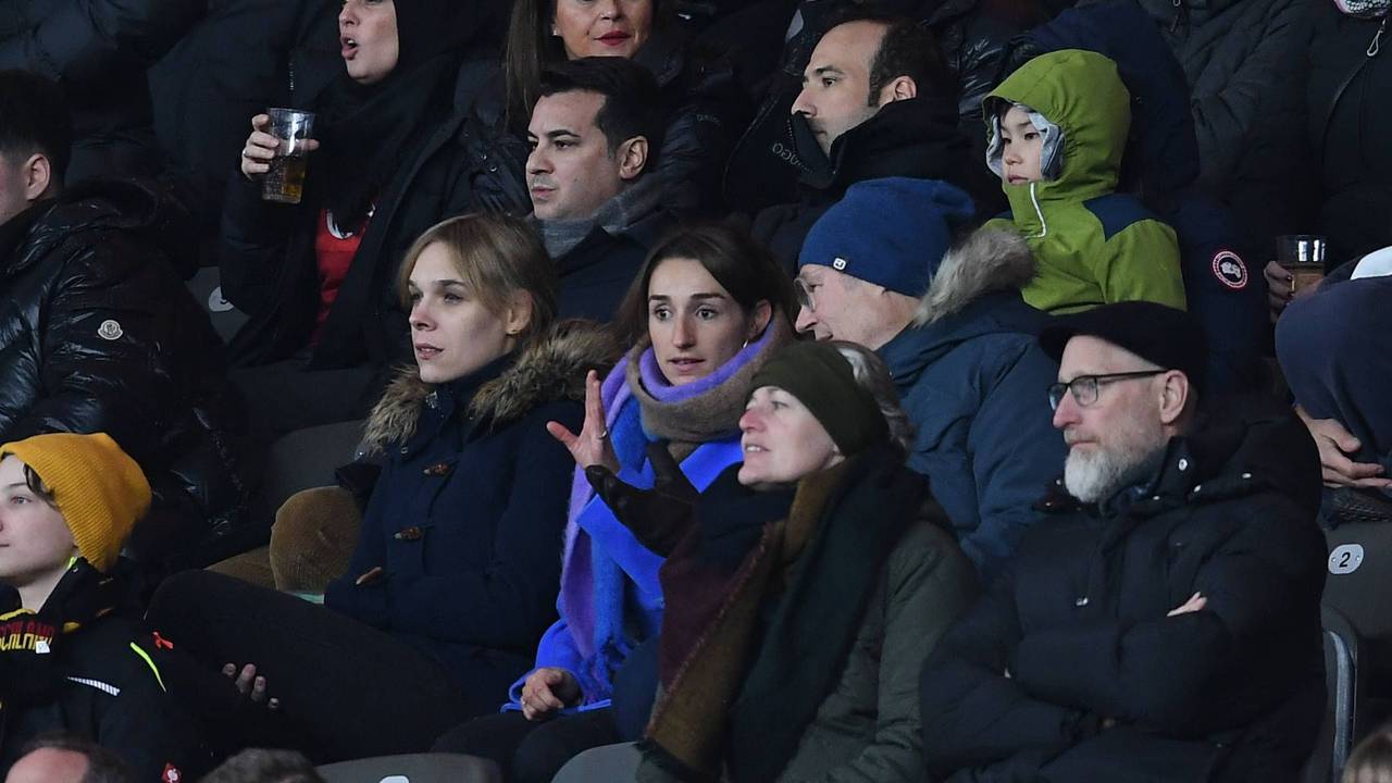 Lena Wurzenberger, Freundin von Julian Nagelsmann, schaut zu.