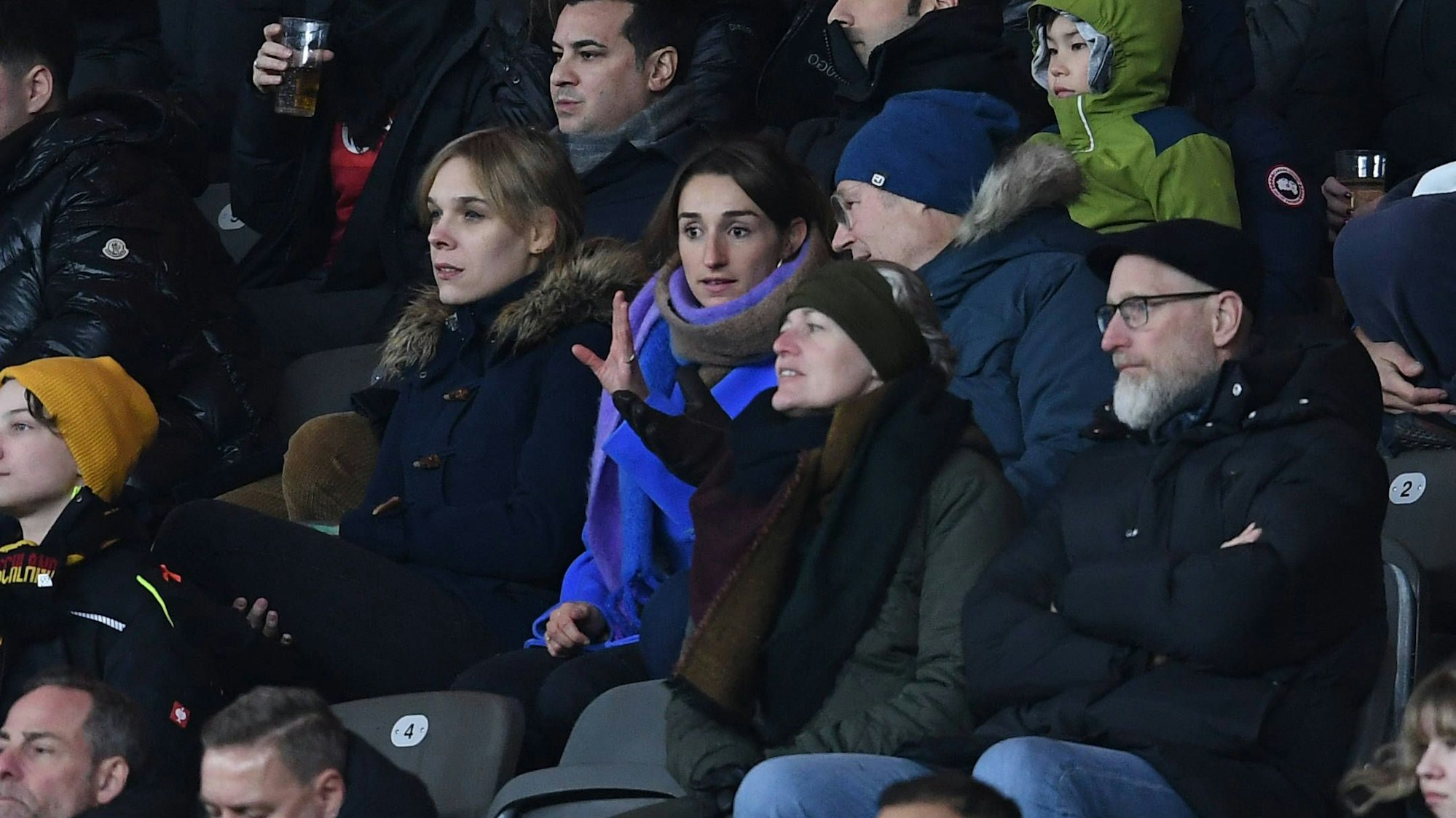 Lena Wurzenberger, Freundin von Julian Nagelsmann, schaut zu.