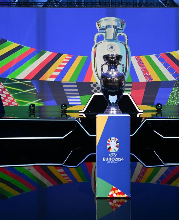 Der Europapokal wird in der Festhalle vor der Bühne präsentiert, auf der anschließend die Gruppen für die Qualifikationsphase ausgelost werden.